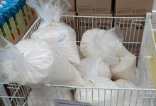 Сахар выбрасывают в мусорную урну на российской границе