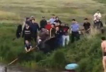 Вылетел в кювет: автомобиль опрокинулся в реку в Карагандинской области