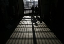 Четыре года накинули мужчине к сроку за удар сотрудника колонии в Караганде