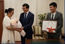 Спас ребенка от падения: 17-летнему столичному герою подарили грант в вузе