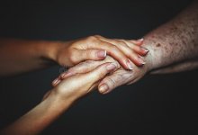 "Обе ревели в трубку": жительница Уральска нашла "умершую" маму спустя 28 лет