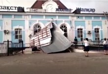 Ветер сорвал крыши сразу нескольких зданий в Актюбинской области