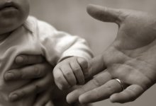 Казахстанцам с ВИЧ и СПИДом могут разрешить усыновлять детей