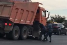 Жив, но ранен: открылись новые подробности о мужчине под КамАЗом в Атырау