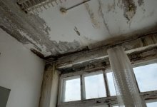 С крыши бежит, стены сырые: сельчане пожаловались на аварийное состояние школы в Актюбинской области