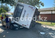 Перевернулся автобус в Уральске: 14 человек доставили в больницу