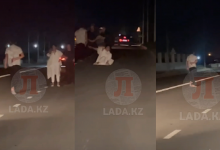 Нападение с ножом на двух мужчин засняли очевидцы в Актау