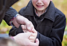 Еще один ребенок остался без пальца на детской площадке в Уральске