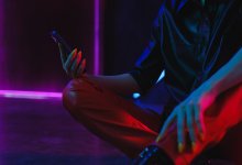 Несовершеннолетнюю девушку застукали в объятиях мужчин на школьном стадионе в Усть-Каменогорске