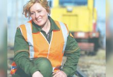 30 лет на железной дороге: как женщина-путеец сменила каблуки на кирзовые сапоги