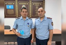 Сработала интуиция: полицейский задержал двух домушников прямо на улице в Нур-Султане