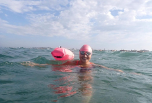 Казахстанка впервые смогла переплыть пролив с акулами в Калифорнии