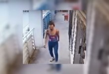 Мужчина в женском купальнике украл велосипед в Актау (ВИДЕО)