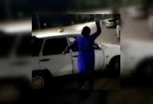 Продавщица в гневе разгромила авто за наезд на ее магазин (ВИДЕО)