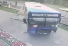 Пассажирский автобус влетел в сквер в Караганде (ВИДЕО)