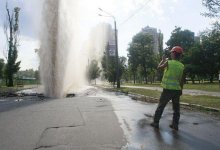 Столб воды вырвался из-под асфальта в Павлодаре