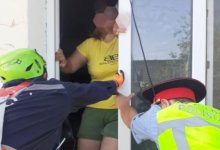 Женщина чуть не спрыгнула из окна в Атырау