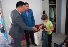 "Соберем ребенка в школу!": более 30 тысяч детей получат форму и канцтовары от партийцев