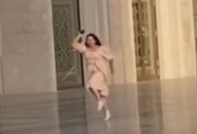 Девушка танцевала в мечети Нур-Султана, подпевая себе (ВИДЕО)