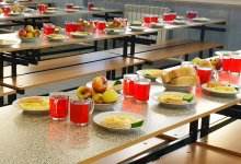 Когда всех школьников обеспечат бесплатным питанием, ответил Тугжанов