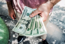 Доллар подешевел на 3,5 тенге в Казахстане