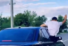 Высунулся в окно и проехал по городу: водитель и пассажир оштрафованы в Экибастузе (ВИДЕО)