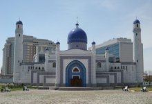 Мужчину на глазах у толпы выволокли из мечети в Атырау (ВИДЕО)