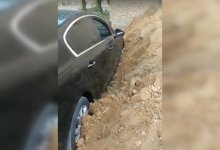 Коммунальщики завалили песком припаркованный у дома автомобиль в Актау (ВИДЕО)