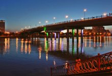 Полицейский отговорил мужчину прыгать с моста в Атырау