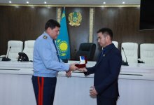 В полиции наградили мужчину, спасшего женщину на мосту в Нур-Султане