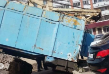 Строительный кран рухнул на машину во дворе многоэтажки в Павлодаре