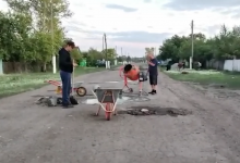 Уставшие от обещаний акимата сельчане в СКО ремонтируют дороги за свой счет