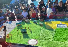 200-килограммовый торт раздавали бесплатно на площади в Усть-Каменогорске