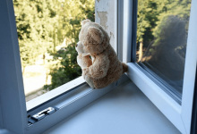 С переломом позвоночника госпитализировали ребенка после падения из окна в Шымкенте