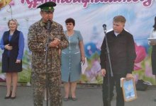 За спасение хищной птицы ребенок получил награду от лесничих в Павлодаре