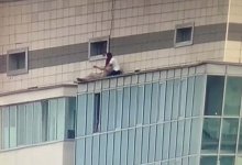 Участковый спас женщину от прыжка с 24 этажа в столице