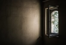 Двое детей выпали из окон в Атырауской области