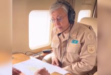 Токаев на вертолете облетел пострадавшие от пожара территории Костанайской области