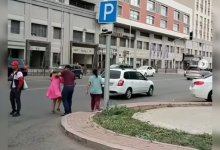 Отец избивал свою дочь на глазах у прохожих в центре столицы (ВИДЕО)