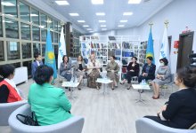 Депутаты встретились с участницами программы Tomiris