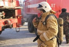 Пожарный вынес грудничка из задымленного подъезда в Павлодаре