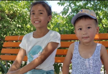 Подавился мармеладкой: девочка спасла жизнь младшего брата в Кызылординской области (ВИДЕО)