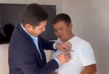 Аким наградил героя, спасшего людей из горящей машины в Павлодарской области