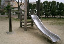 Детскую горку со двора многоэтажки украла женщина в Темиртау