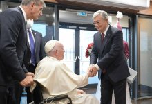 Папа Римский прилетел в Казахстан