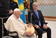 Домбру подарил Токаев Папе Римскому