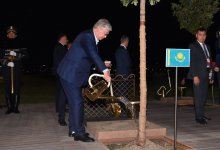 Президент Казахстана посадил дерево в Самарканде