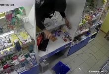 Дерзкое ограбление: мужчина украл 60 тысяч тенге из аптеки в Рудном (ВИДЕО)