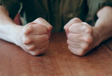 "Еще раз не поздороваешься – убью": подростка избили в школьном туалете в Алматинской области