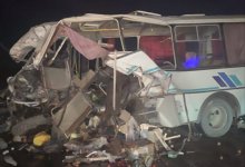 Четыре человека погибли при столкновении грузовика с автобусом в Карагандинской области